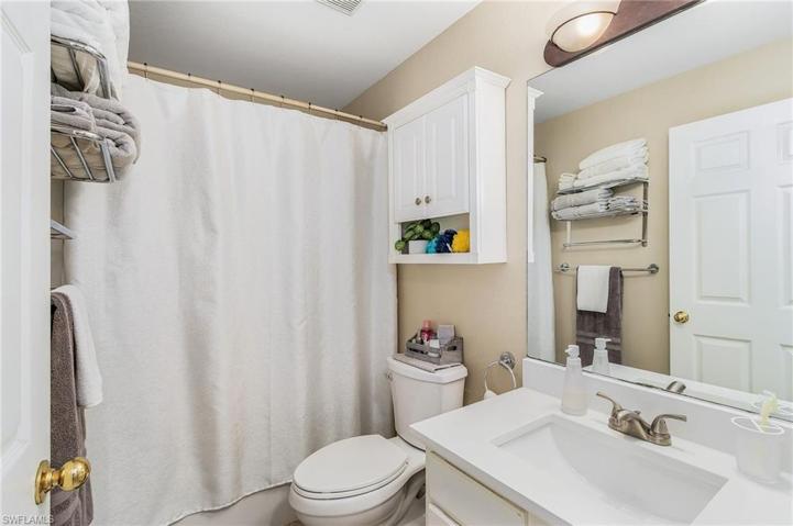 Guest bath with shower/tub combo