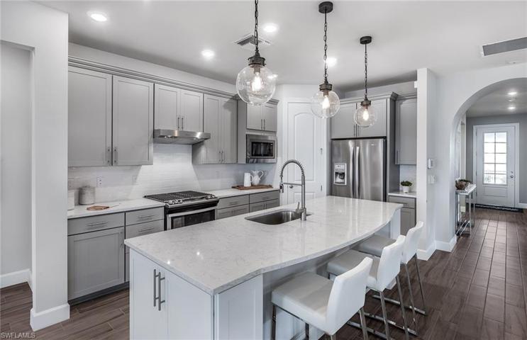 Photos are of a furnished model home, and are for illustration purposes only.