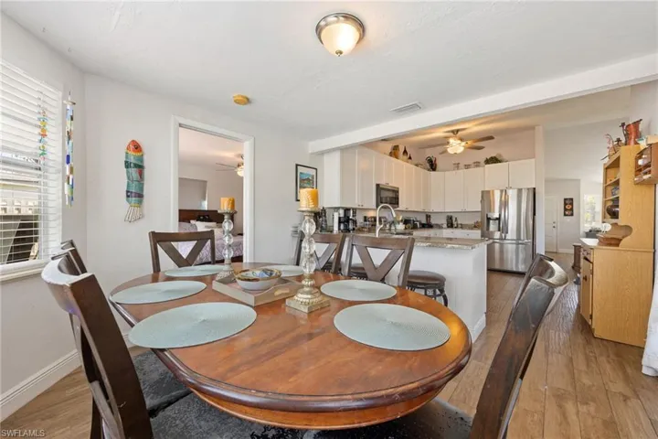 Dining area room for a large kitchen table
