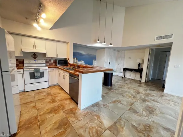 1265  Wildwood Lakes  BLVD, Naples, FL 34104