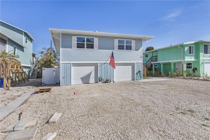 View of front of house with a garage.