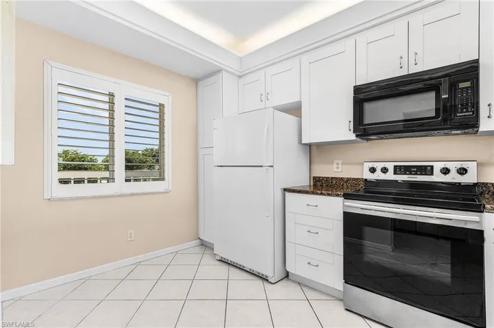 Updated kitchen w/plantation shutters