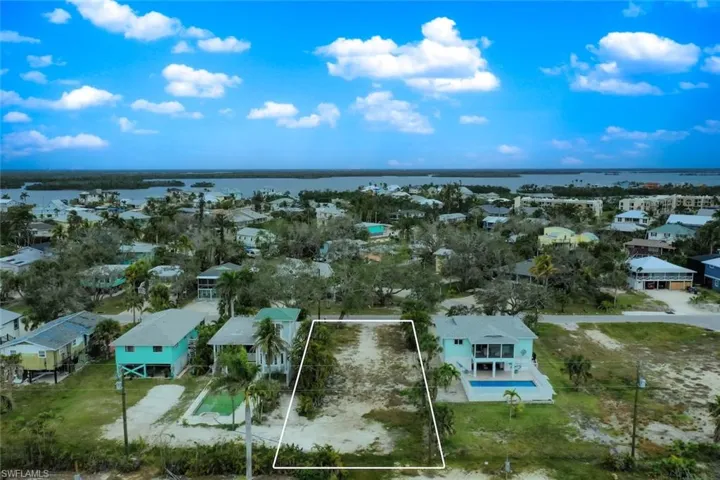 5780 Lauder St, Fort Myers Beach, Florida 33931