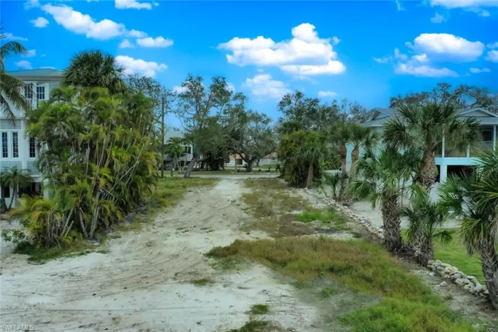 5780 Lauder St, Fort Myers Beach, Florida 33931
