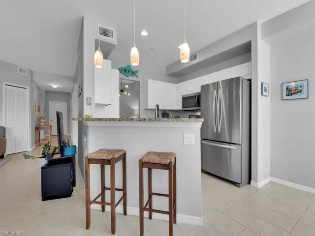 Kitchen w/ Breakfast Nook