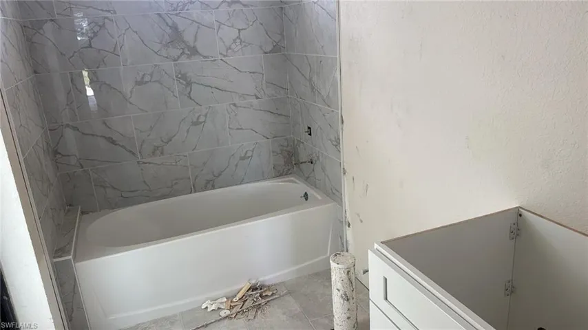 Bathroom with shower / tub combination