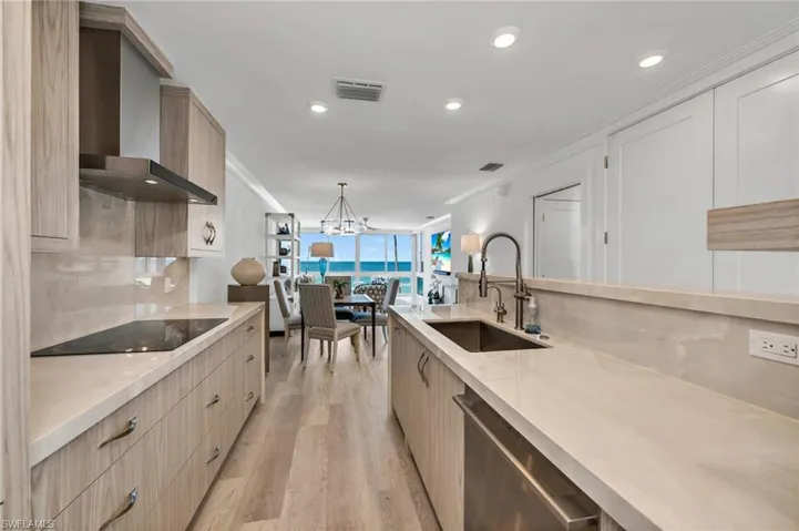 2121  Gulf Shore N BLVD, Naples, FL 34102