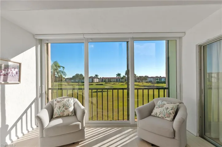 Living Room extends to the glass/screen lanai