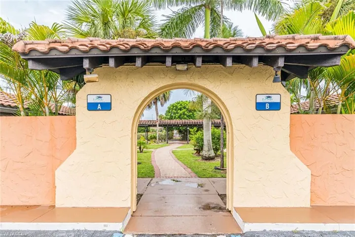 525  Newport  DR, Naples, FL 34114