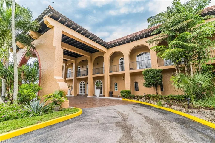 525  Newport  DR, Naples, FL 34114