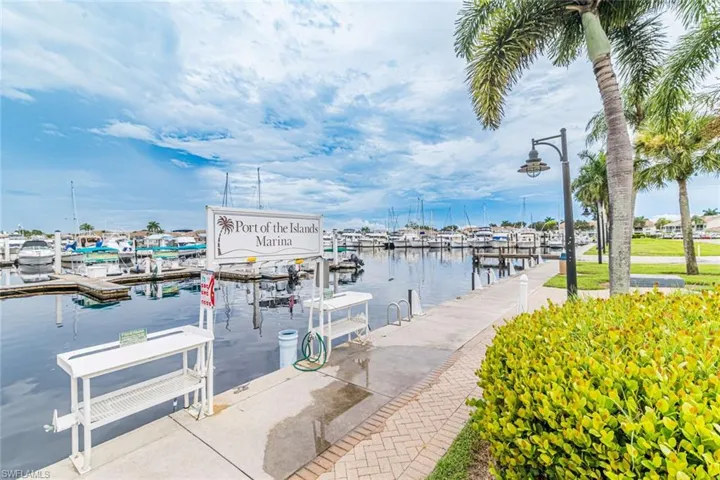 525  Newport  DR, Naples, FL 34114