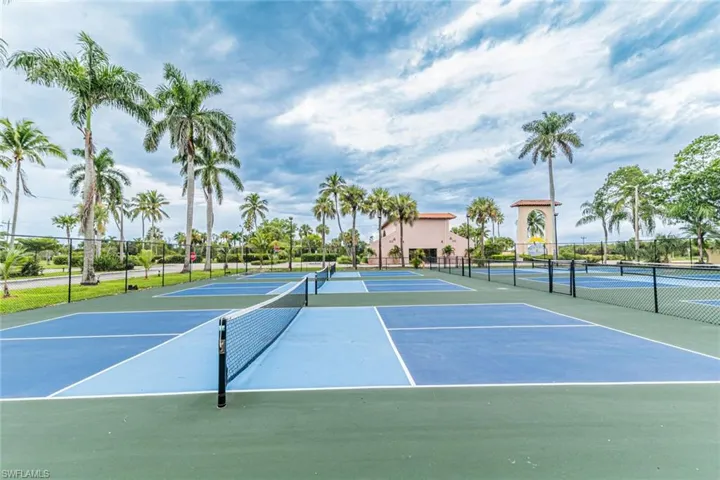 525  Newport  DR, Naples, FL 34114