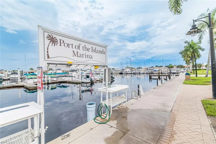 525  Newport  DR, Naples, FL 34114