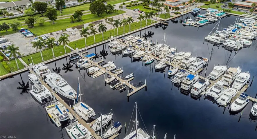 525  Newport  DR, Naples, FL 34114