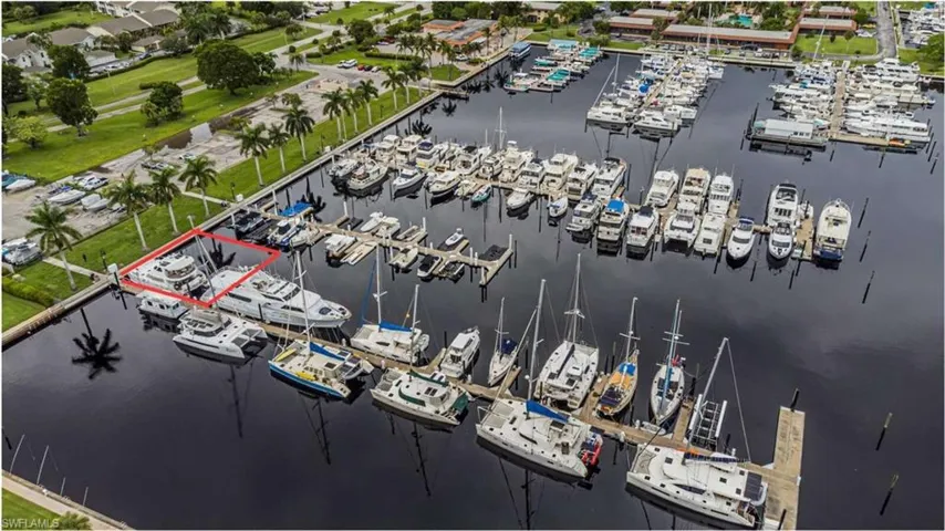 525  Newport  DR, Naples, FL 34114