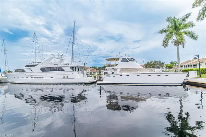 525  Newport  DR, Naples, FL 34114