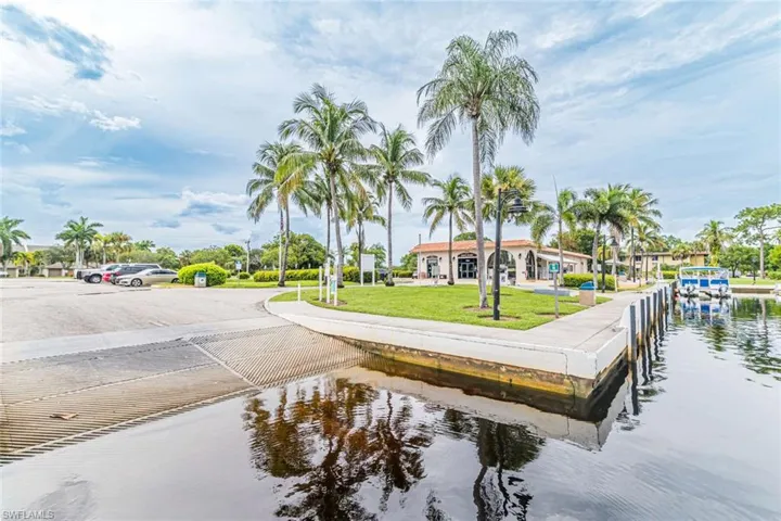 525  Newport  DR, Naples, FL 34114