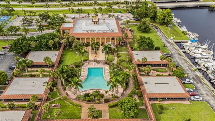 525  Newport  DR, Naples, FL 34114