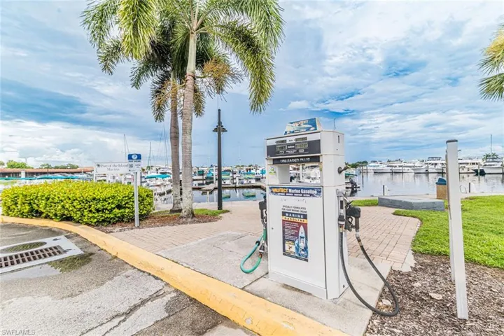 525  Newport  DR, Naples, FL 34114