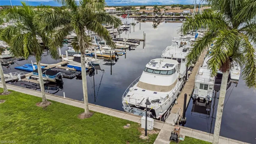 525  Newport  DR, Naples, FL 34114