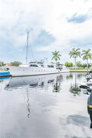 525  Newport  DR, Naples, FL 34114