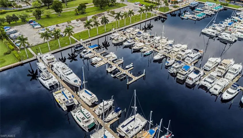 525  Newport  DR, Naples, FL 34114