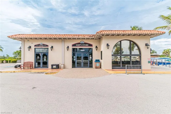 525  Newport  DR, Naples, FL 34114