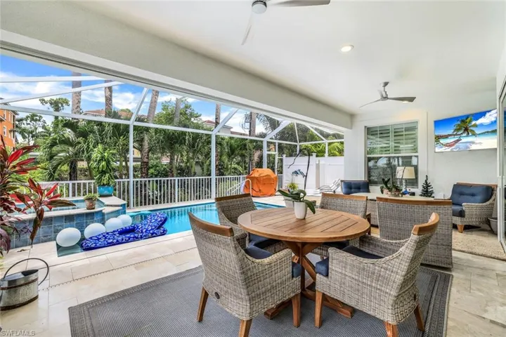 Sunroom with ceiling fan