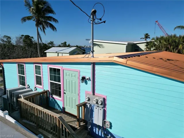 Entrance of a third unit