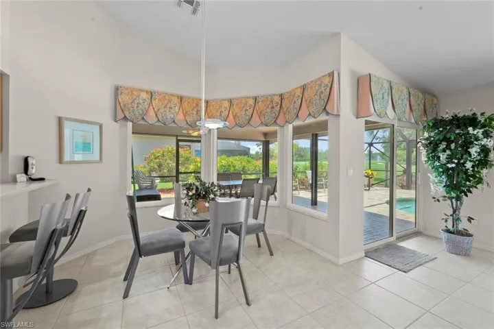 Breakfast area and bar seating