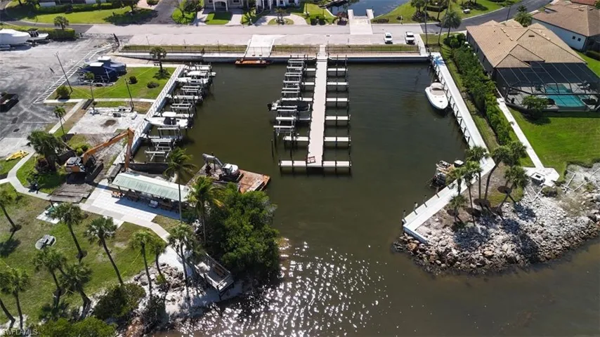 Marina to rent a boat slip 25' to 35' boat
