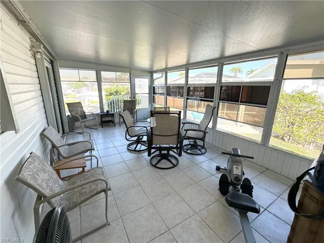 Spacious screened-in lanai