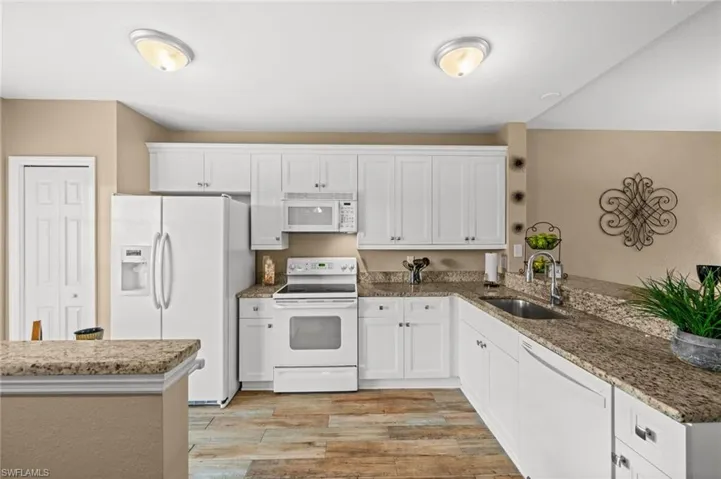Raised panel cabinets & granite counters
