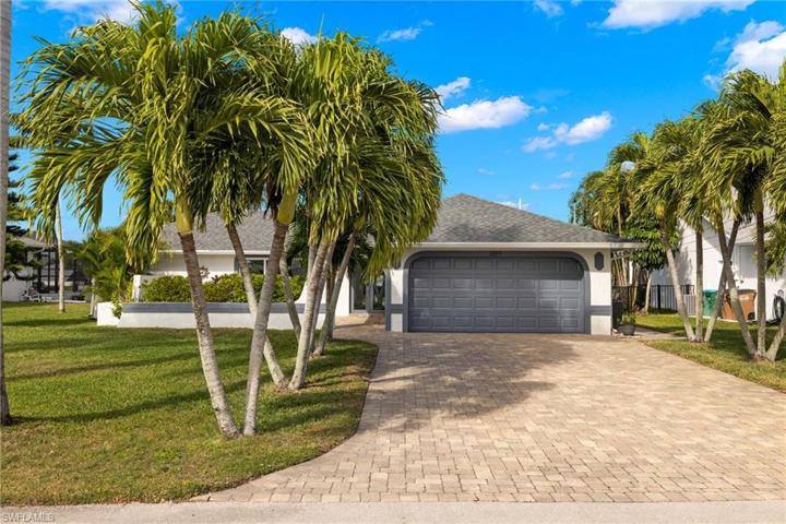 Cape Coral SE Gulf Access Pool Home, Sailboat Access, No Bridges to River, 30,000 Lb Boat Lift!