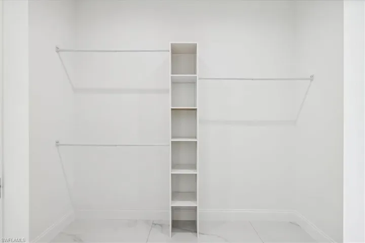 Walking Closet 1