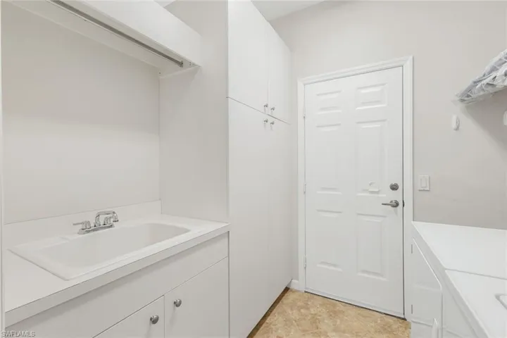 1932  Springberry  CIR, Naples, FL 34109