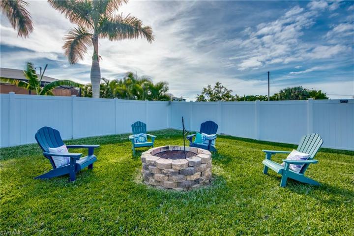 Firepit - the perfet place to gather around and have some wine or just wind down and enjoy the SWFL life!