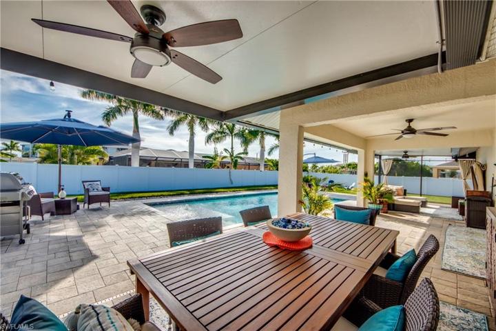 Vieiw of the sparkling pool - less than five years old with a nice sunshelf and plenty of pavers for loungers!