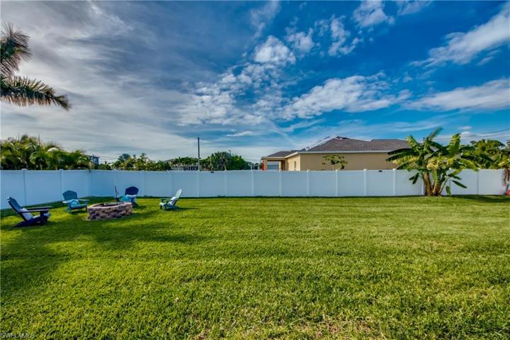 Side yard - plenty of room for a pickleball court!!!
