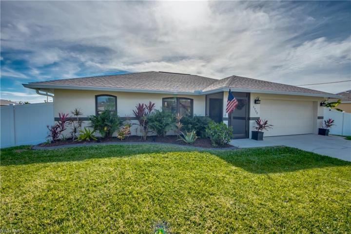 CURB appeal with an extended front yard, lush grass, professional curbing, mature landscape - a dream both inside and out.