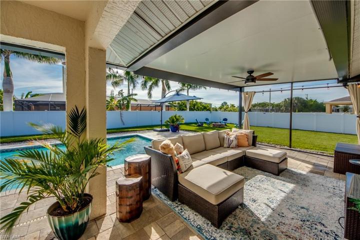 Outdoor sitting area!  Kick back and watch TV and enjooy the beautiful weather!