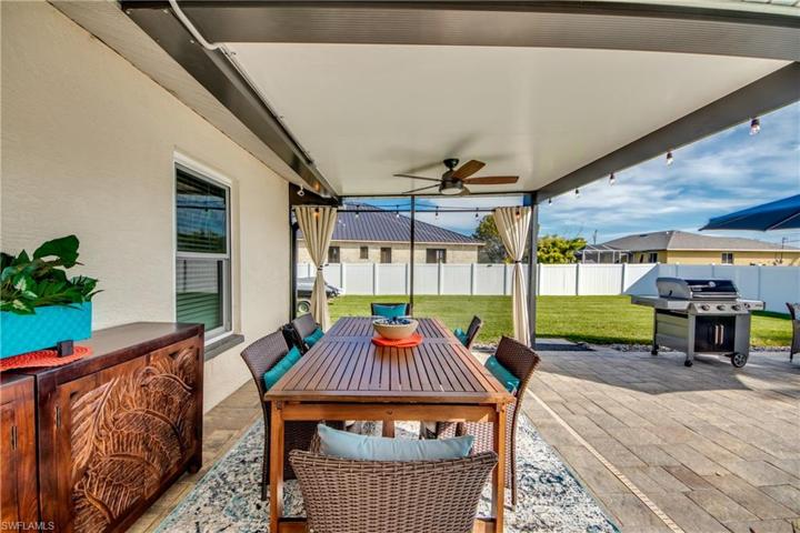 Dining al fresco - what a wonderfu place to gather or entertain!