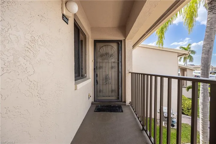 Entryway featuring a security screen door and a sconce light fixture