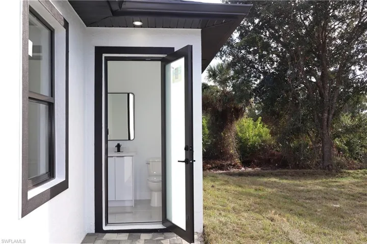 Half bathroom near lanai