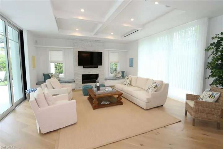 300 2nd Ave N, Naples, Florida 34102