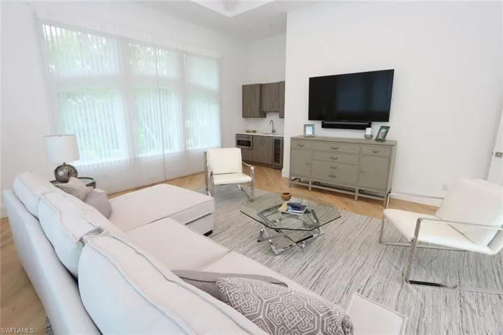 300 2nd Ave N, Naples, Florida 34102