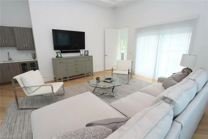 300 2nd Ave N, Naples, Florida 34102