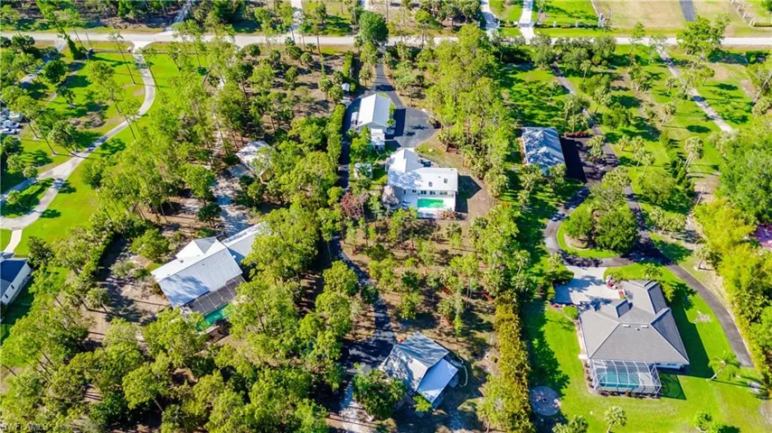 It is the property in the middle, starting off with a large barn that could be converted into a guest house. Everything is very clean.