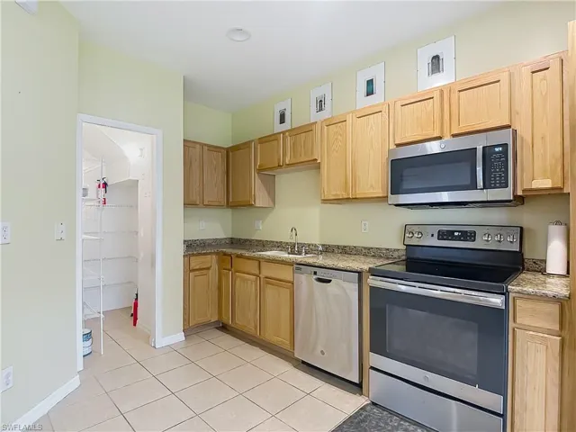 10043  Salina  ST, Fort Myers, FL 33905
