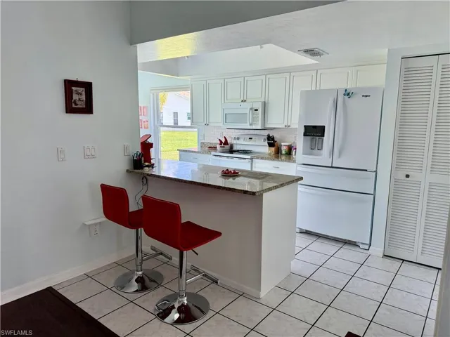 Breakfast Bar and Kitchen